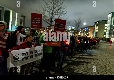 Berlin, Germany. 16th Nov, 2017. Greenpeace activists seen holding several placards during the protest.On the last day of exploring the Jamaica negotiations, several hundred demonstrators called for an exit from coal mining. Before the parliamentary society, they formed a symbolic ''red line'' to say ''this far and not further - the German coal policy must change' Credit: Markus Heine/SOPA/ZUMA Wire/Alamy Live News Stock Photo