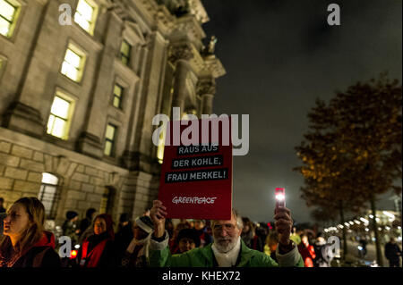 Berlin, Germany. 16th Nov, 2017. A Greenpeace activist seen holding a placard during the protest.On the last day of exploring the Jamaica negotiations, several hundred demonstrators called for an exit from coal mining. Before the parliamentary society, they formed a symbolic ''red line'' to say ''this far and not further - the German coal policy must change' Credit: Markus Heine/SOPA/ZUMA Wire/Alamy Live News Stock Photo