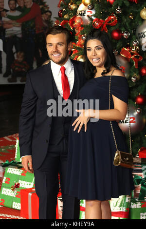 London, UK. 16th Nov, 2017. Nathan Massey, Cara de la Hoyde, Daddy's Home 2 - UK Premiere, Leicester Square, London, UK. 16th Nov, 2017. Photo by Richard Goldschmidt Credit: Rich Gold/Alamy Live News Stock Photo