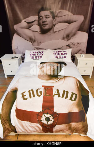 Camden Market, London, UK. 17th Nov, 2017. Morrissey pop-up shop in Camden market to launch his new album Low in High School. Fans have been queuing since yesterday afternoon. Credit: Matthew Chattle/Alamy Live News Stock Photo