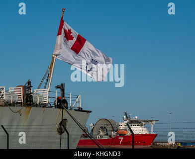 Entrance Basin, Leith Harbour, Edinburgh, Scotland, United Kingdom. 16th Nov, 2017. Montreal is a Halifax Class frigate in the Canadian Navy serving as part of the Standing Naval Force Atlantic (STANAVFORLANT), a courtesy visit to Scotland and flying the Canadian maple leaf flag on its stern on a sunny blue sky Autumn day Stock Photo