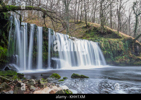 Pontneddfechan, South Wales, UK. 19th November, 2017. The waterfalls on the river Afon Nedd Fechan in South Wales were in full flow, today 19th November 2017, as temperatures hovered at around 8 degrees centigrade all day. Credit: Chris Stevenson/Alamy Live News Stock Photo