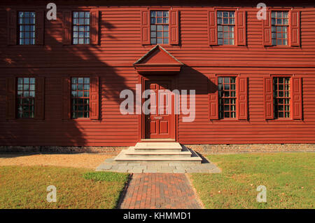 The Peyton Randolph Home, painted brightly red here, is one of the oldest colonial homes located in the historic district of Williamsburg, Virginia Stock Photo