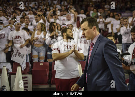 Las Cruces, NM, USA. 17th Nov, 2017. Albuquerque.Current Lobo coach Paul Weir and former coach of the New Mexico State Aggies on to the Pan American Arena in Las Cruces to screaming and booing fans. Las Cruces, New Mexico Roberto E. Rosales/Albuquerque Journal Credit: Roberto E. Rosales/Albuquerque Journal/ZUMA Wire/Alamy Live News Stock Photo