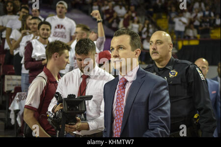 Las Cruces, NM, USA. 17th Nov, 2017. Albuquerque.Current Lobo coach Paul Weir and former coach of the New Mexico State Aggies on to the Pan American Arena in Las Cruces to screaming and booing fans. Las Cruces, New Mexico Roberto E. Rosales/Albuquerque Journal Credit: Roberto E. Rosales/Albuquerque Journal/ZUMA Wire/Alamy Live News Stock Photo