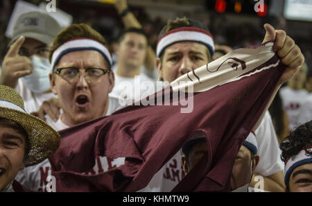 Las Cruces, NM, USA. 17th Nov, 2017. Albuquerque.Current Lobo coach Paul Weir and former coach of the New Mexico State Aggies on to the Pan American Arena in Las Cruces to screaming and booing fans. Las Cruces, New Mexico Roberto E. Rosales/Albuquerque Journal Credit: Roberto E. Rosales/Albuquerque Journal/ZUMA Wire/Alamy Live News Stock Photo