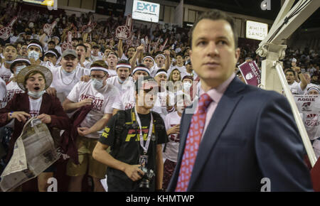 Las Cruces, NM, USA. 17th Nov, 2017. Albuquerque.Current Lobo coach Paul Weir and former coach of the New Mexico State Aggies on to the Pan American Arena in Las Cruces to screaming and booing fans. Las Cruces, New Mexico Roberto E. Rosales/Albuquerque Journal Credit: Roberto E. Rosales/Albuquerque Journal/ZUMA Wire/Alamy Live News Stock Photo