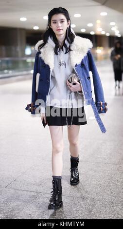 Shanghai, China. 17th Nov, 2017. Chinese model Ming Xi shows at the airport in Shanghai. Ming Xi's professional modeling career started in 2009 after she attended a TV competition. She was named as a top supermodel of the world, and she is an in-demand model. Credit: SIPA Asia/ZUMA Wire/Alamy Live News Stock Photo