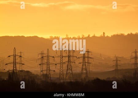 London UK. 18th November 2017. Electricity transmission towers rise aabove the Wimbledon landscape on a cold frosty morning Credit: amer ghazzal/Alamy Live News Stock Photo