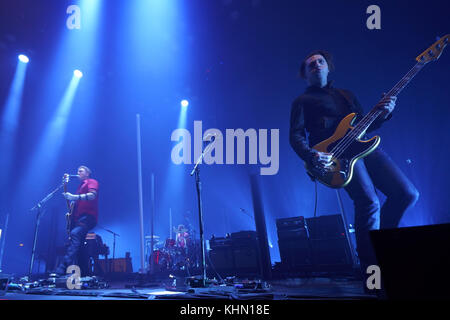 London, UK. 18th Nov, 2017. Josh Homme (left) and Michael Shuman of Queens of the Stone Age performing live on stage at Wembley Arena in London. Photo date: Saturday, November 18, 2017. Credit: Roger Garfield/Alamy Live News Stock Photo