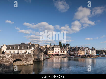 Saint-Goustan, Auray, Morbihan, Brittany, France. Saint-Goustan is the old town, the river is the Loch, the bridge is the Pont Saint-Goustan or Pont-N Stock Photo