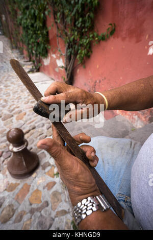https://l450v.alamy.com/450v/khngd9/closeup-of-a-mans-hands-sharpening-a-machete-in-mexico-with-a-grinding-khngd9.jpg