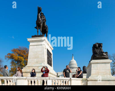 Tourists in front of the Ulysses S Grant Memorial with the US Capitol behind, Washington DC, USA Stock Photo