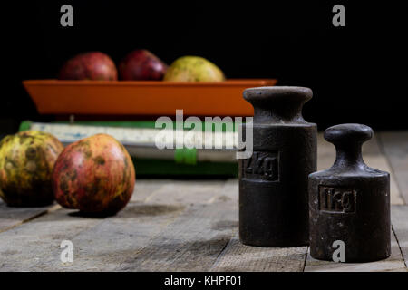 https://l450v.alamy.com/450v/khpf01/tasty-apples-and-old-kitchen-scales-on-a-wooden-table-kitchen-scale-khpf01.jpg