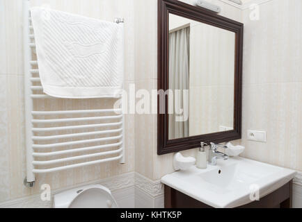 Minimalist beige marble tiled contemporary bathroom Stock Photo