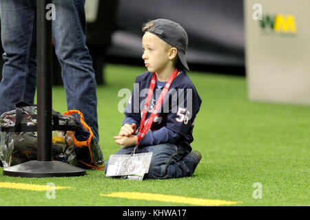Houston, Texas, USA. 19th Nov, 2017. A young Houston Texans fan sits on the sideline prior to an NFL regular season game between the Houston Texans and the Arizona Cardinals at NRG Stadium in Houston, TX on November 19, 2017. Credit: Erik Williams/ZUMA Wire/Alamy Live News Stock Photo