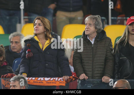 Roma, Italy. 18th Nov, 2017. Roma, stadio olimpico: Vip allo stadio durante il derby di Roma, Raoul Bova con il figlio e Claudia Gerini con la figlia. Credit: Independent Photo Agency/Alamy Live News Stock Photo