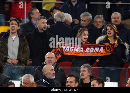 Roma, Italy. 18th Nov, 2017. Roma, stadio olimpico: Vip allo stadio durante il derby di Roma, Raoul Bova con il figlio e Claudia Gerini con la figlia. Credit: Independent Photo Agency/Alamy Live News Stock Photo