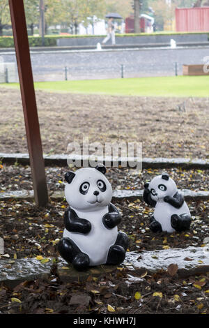 Shanghai, Shanghai, China. 16th Nov, 2017. Shanghai, CHINA-16th November 2017:(EDITORIAL USE ONLY. CHINA OUT) .Adorable panda statues can be seen at a park in Shanghai, November 16th, 2017. Credit: SIPA Asia/ZUMA Wire/Alamy Live News Stock Photo