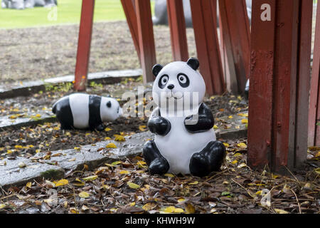 Shanghai, Shanghai, China. 16th Nov, 2017. Shanghai, CHINA-16th November 2017:(EDITORIAL USE ONLY. CHINA OUT) .Adorable panda statues can be seen at a park in Shanghai, November 16th, 2017. Credit: SIPA Asia/ZUMA Wire/Alamy Live News Stock Photo