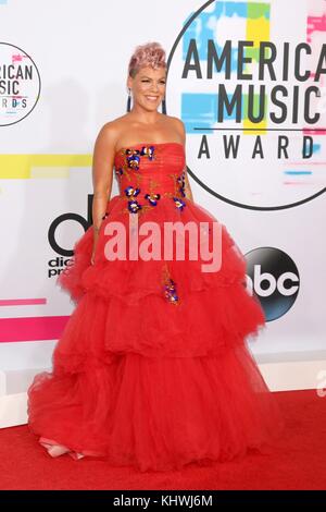 Los Angeles, CA, USA. 19th Nov, 2017. LOS ANGELES - NOV 19: Pink at the American Music Awards 2017 at Microsoft Theater on November 19, 2017 in Los Angeles, CA at arrivals for 2017 American Music Awards (AMAs) - Arrivals, Microsoft Theater, Los Angeles, CA November 19, 2017. Credit: Priscilla Grant/Everett Collection/Alamy Live News