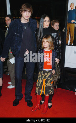 Ashton Kutcher and Demi Moore and daughter arriving at the ' CHEAPER BY THE DOZEN PREMIERE ' at the Chinese Theatre in Los Angeles. december 14, 2003.KutcherAshton MooreDemi019. Actor, Actress, Premiere, celebrities event, Arrival, Vertical, Film Industry, Celebrities, Bestof, Arts Culture and Entertainment, Topix Ashton Kutcher and Demi Moore, Stock Photo