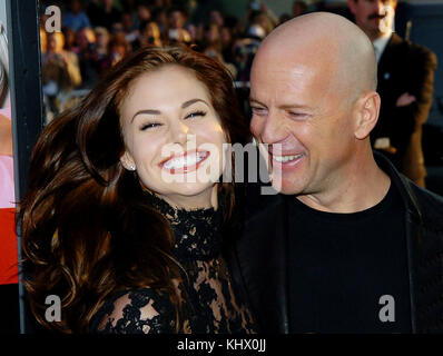 Bruce Willis and Brooke Burns arriving at The Whole Ten Yards Premiere at the Chinese Theatre in Los Angeles. April 7, 2004.WillisBruce BurnsBrooke011. Actor, Actress, Premiere, celebrities event, Arrival, Vertical, Film Industry, Celebrities, Bestof, Arts Culture and Entertainment, Topix Bruce Willis and Brooke Burns Stock Photo