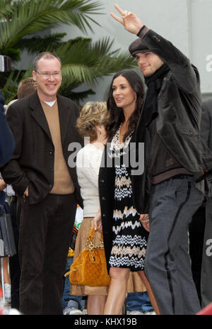 Bruce willis received a star on The Hollywood Walk of Fame in Los Angeles. October 16, 2006. Ashton Kutcher and Demi Moore arriving  07 AshtonKutcher MooreDemi. Actor, Actress, Premiere, celebrities event, Arrival, Vertical, Film Industry, Celebrities, Bestof, Arts Culture and Entertainment, Topix Ashton Kutcher and Demi Moore, Stock Photo