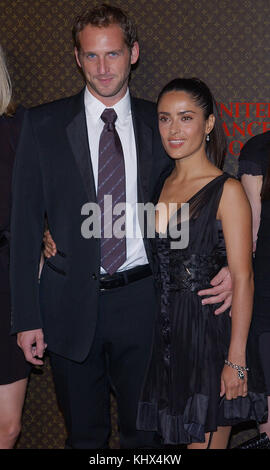 Josh Lucas and Salma Hayek arriving at the ' LOUIS VUITTON UNITED CANCER FRONT GALA ' on the Ground of a Private Holmby Estate in Bel Air, Los Angeles. October 27, 2003. LucasJosh HayekSalma030. Actor, Actress, Premiere, celebrities event, Arrival, Vertical, Film Industry, Celebrities, Bestof, Arts Culture and Entertainment, Topix Salma Hayek and friends . Stock Photo