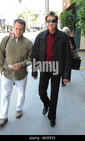 BEVERLY HILLS - CA - MARCH 22: Singer Barry Manilow & Gary Kief out and about in Beverly Hills.  on March 22, 2009 in Beverly Hills, California    People:  Gary Kief, Barry Manilow Stock Photo