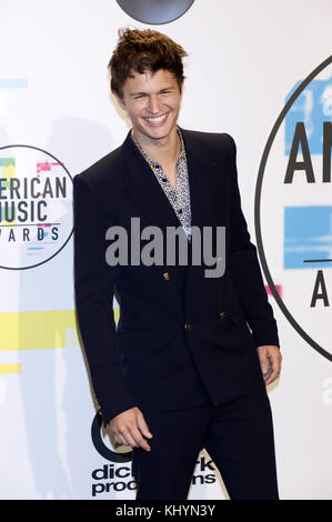 Ansel Elgort attends the 2017 American Music Awards at Microsoft Theater on November 19, 2017 in Los Angeles, California. | Verwendung weltweit Stock Photo