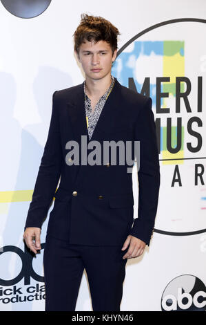 Ansel Elgort attends the 2017 American Music Awards at Microsoft Theater on November 19, 2017 in Los Angeles, California. | Verwendung weltweit Stock Photo