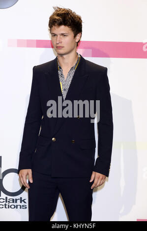 Ansel Elgort attends the 2017 American Music Awards at Microsoft Theater on November 19, 2017 in Los Angeles, California. | Verwendung weltweit Stock Photo