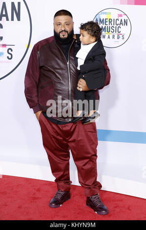 Los Angeles, California. 19th Nov, 2017. DJ Khaled and his son Asahd Tuck Khaled attend the 2017 American Music Awards at Microsoft Theater on November 19, 2017 in Los Angeles, California. | Verwendung weltweit Credit: dpa/Alamy Live News Stock Photo