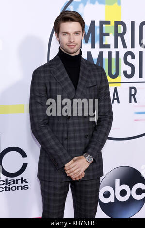 Patrick Schwarzenegger attends the 2017 American Music Awards at Microsoft Theater on November 19, 2017 in Los Angeles, California. | Verwendung weltweit Stock Photo