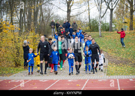 Mainz, Deutschland. 18th Nov, 2017. Die Mannschaften auf dem Weg zum Spielfeld, Einzug, Einmarsch, Fussball Regionalliga Suedwest, Freundschaftsspiel, TSV Schott Mainz (Schott) - China U20 (CHN) 3:0, am 18.11.2017 in Mainz/ Germany. |usage worldwide Credit: dpa/Alamy Live News Stock Photo