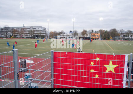 Mainz, Deutschland. 18th Nov, 2017. Die Chinesische Fahne haengt an einem Zaun, Feature, allgemein, Randmotiv, Fussball Regionalliga Suedwest, Freundschaftsspiel, TSV Schott Mainz (Schott) - China U20 (CHN) 3:0, am 18.11.2017 in Mainz/ Germany. |usage worldwide Credit: dpa/Alamy Live News Stock Photo