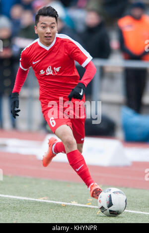 Mainz, Deutschland. 18th Nov, 2017. Wen JIABAO (CHN) with Ball, Einzelaktion with Ball, Aktion, Fussball Regionalliga Suedwest, Freundschaftsspiel, TSV Schott Mainz (Schott) - China U20 (CHN) 3:0, am 18.11.2017 in Mainz/ Germany. |usage worldwide Credit: dpa/Alamy Live News Stock Photo