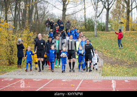 Mainz, Deutschland. 18th Nov, 2017. Die Mannschaften auf dem Weg zum Spielfeld, Einzug, Einmarsch, Fussball Regionalliga Suedwest, Freundschaftsspiel, TSV Schott Mainz (Schott) - China U20 (CHN) 3:0, am 18.11.2017 in Mainz/ Germany. |usage worldwide Credit: dpa/Alamy Live News Stock Photo