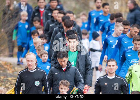 Mainz, Deutschland. 18th Nov, 2017. Die Mannschaften auf dem Weg zum Spielfeld, Einzug, Einmarsch, Fussball Regionalliga Suedwest, Freundschaftsspiel, TSV Schott Mainz (Schott) - China U20 (CHN) 3:0, am 18.11.2017 in Mainz/ Germany. |usage worldwide Credit: dpa/Alamy Live News Stock Photo