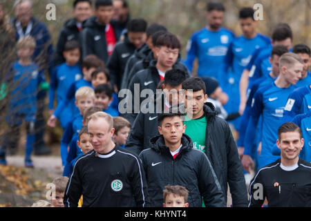 Mainz, Deutschland. 18th Nov, 2017. Die Mannschaften auf dem Weg zum Spielfeld, Einzug, Einmarsch, Fussball Regionalliga Suedwest, Freundschaftsspiel, TSV Schott Mainz (Schott) - China U20 (CHN), am 18.11.2017 in Mainz/ Germany. |usage worldwide Credit: dpa/Alamy Live News Stock Photo