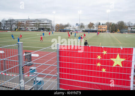 Mainz, Deutschland. 18th Nov, 2017. Die Chinesische Fahne haengt an einem Zaun, Feature, allgemein, Randmotiv, Fussball Regionalliga Suedwest, Freundschaftsspiel, TSV Schott Mainz (Schott) - China U20 (CHN), am 18.11.2017 in Mainz/ Germany. |usage worldwide Credit: dpa/Alamy Live News Stock Photo