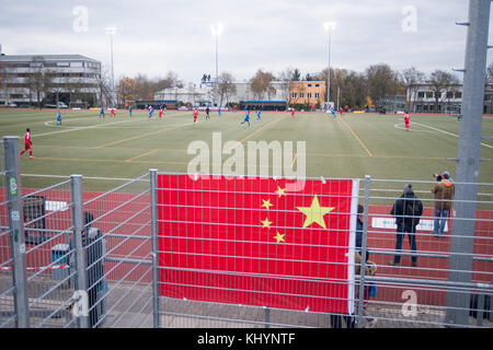 Mainz, Deutschland. 18th Nov, 2017. Die Chinesische Fahne haengt an einem Zaun, Feature, allgemein, Randmotiv, Fussball Regionalliga Suedwest, Freundschaftsspiel, TSV Schott Mainz (Schott) - China U20 (CHN) 3:0, am 18.11.2017 in Mainz/ Germany. |usage worldwide Credit: dpa/Alamy Live News Stock Photo