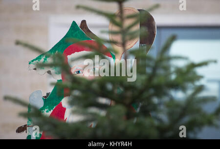 Muenster, Germany. 21st Nov, 2017. A wooden Santa Clause with cooking spoons peeks through a christmas tree in Muenster, Germany, 21 November 2017. In many cities the Christmas market set up beginns now. Credit: Friso Gentsch/dpa/Alamy Live News Stock Photo