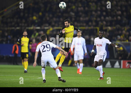 Dortmund, Deutschland. 21st Nov, 2017. left to right Harry Winks (Tottenham), Gonzalo Castro (BVB), Moussa Sissoko (Tottenham). GES/ Fussball/ Champions League: Borussia Dortmund - Tottenham Hotspurs, 21.11.2017 Football/Soccer: Champions League: Borussia Dortmund vs Tottenham Hotspurs, Dortmund, November 21, 2017 |usage worldwide Credit: dpa/Alamy Live News Stock Photo