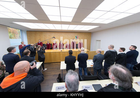 Muenster, Germany. 21st Nov, 2017. Participants stand during a meeting of the constitutional court in Muenster, Germany, 21 November 2017. The Constitutional Tribunal North Rhine-Westphalia decides, of the 2.5 percentage restrictive clause at local elections is lawful. Several parties, among them the National Democratic Party of Germany (NPD) and The Left, brought an action against the clause which was introduced in 2016. Credit: Friso Gentsch/dpa/Alamy Live News Stock Photo