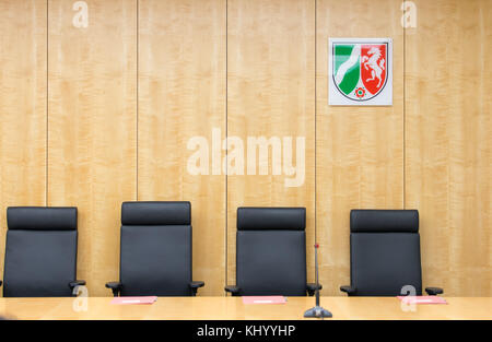 Muenster, Germany. 21st Nov, 2017. Still empty seats stand in front of the wall at a meeting of the constitutional court in Muenster, Germany, 21 November 2017. The Constitutional Tribunal North Rhine-Westphalia decides, of the 2.5 percentage restrictive clause at local elections is lawful. Several parties, among them the National Democratic Party of Germany (NPD) and The Left, brought an action against the clause which was introduced in 2016. Credit: Friso Gentsch/dpa/Alamy Live News Stock Photo