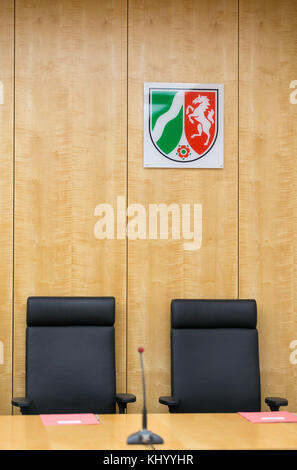 Muenster, Germany. 21st Nov, 2017. Still empty seats stand in front of the wall at a meeting of the constitutional court in Muenster, Germany, 21 November 2017. The Constitutional Tribunal North Rhine-Westphalia decides, of the 2.5 percentage restrictive clause at local elections is lawful. Several parties, among them the National Democratic Party of Germany (NPD) and The Left, brought an action against the clause which was introduced in 2016. Credit: Friso Gentsch/dpa/Alamy Live News Stock Photo