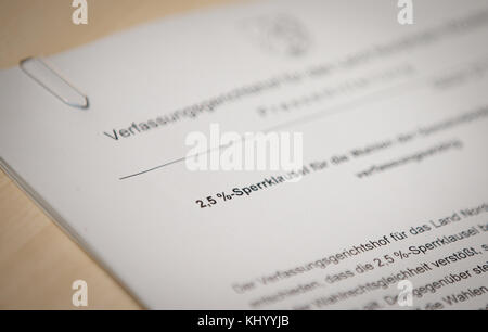 Muenster, Germany. 21st Nov, 2017. A press statement with the decision of the constitutional court lies on a table in the constitutional court in Muenster, Germany, 21 November 2017. The Constitutional Tribunal North Rhine-Westphalia decided that the 2.5 percentage restrictive clause at local elections is unlawful. Several parties, among them the National Democratic Party of Germany (NPD) and The Left, brought an action against the clause which was introduced in 2016. Credit: Friso Gentsch/dpa/Alamy Live News Stock Photo