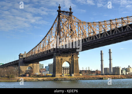 The Roosevelt Island Bridge is a lift bridge that connects Roosevelt Island in Manhattan to Astoria in Queens, crossing the East Channel of the East R Stock Photo